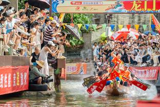 李炎哲回广州过年和崔永熙热情拥抱 上身广州“换老板”文化衫